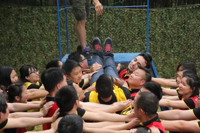 “向梦想出发” 金沙js9线路中心销售团建活动完善绽放